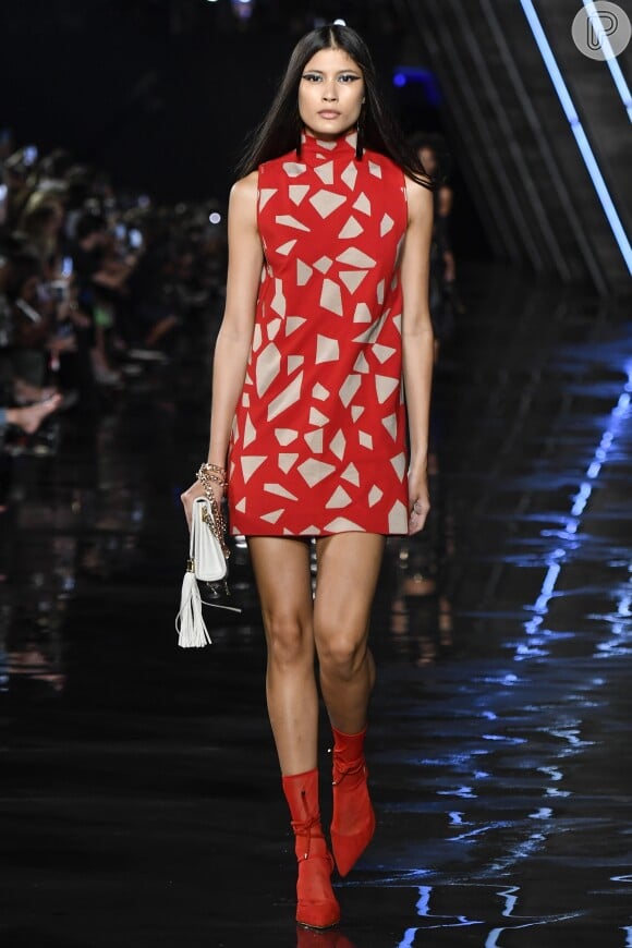 O vestido vermelho com estampas geométricas foi um dos destaques da coleção de verão 2020 da marca