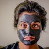 A máscara facial pode ser aplicada uma vez na semana para deixar a pele mais macia, fina e iluminada