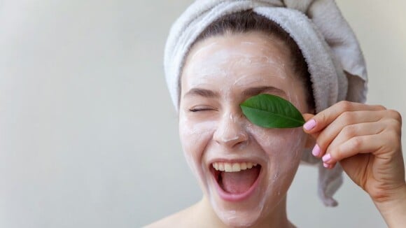 4 cuidados rápidos que você pode ter com a sua pele durante a semana