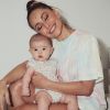 Sabrina Sato fica encantada com o quanto a filha de 4 meses, Zoe, é calminha em vídeo no Youtube postado nesta segunda-feira, dia 08 de abril de 2019