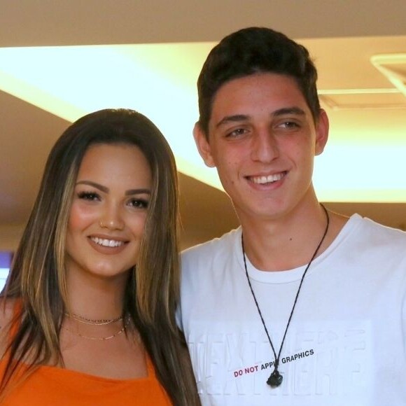 Suzanna Freitas postou foto com o namorado, Gabriel Simões, em dia de piscina em Maceió: 'Casal lindo'