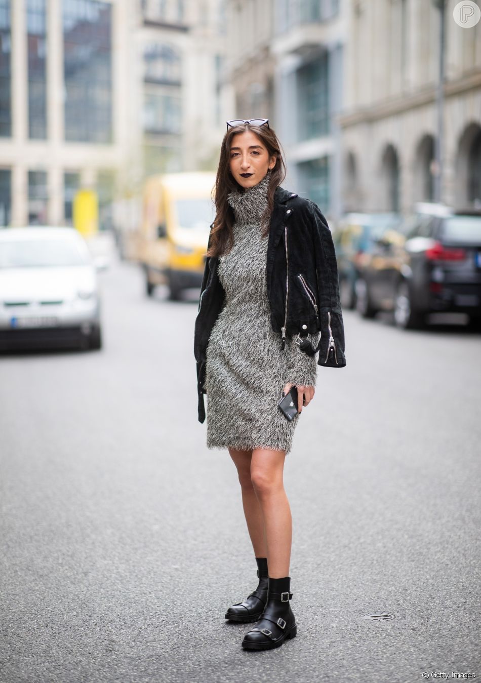 vestido preto curto com bota