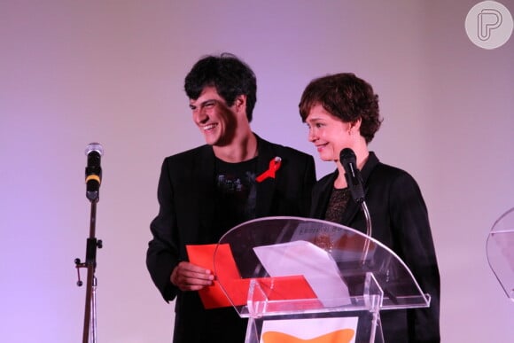 Julia Lemmertz e Mateus Solano apresentam premiação de cinema no Rio e exibe novo visual
