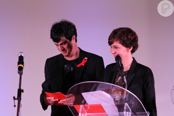 Julia Lemmertz apresentou premiação de cinema ao lado de Mateus Solano no Rio
