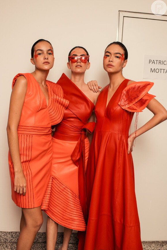 Vestidos de couro em tons vibrantes e estruturados com toque contemporâneo da coleção de Patrícia Motta