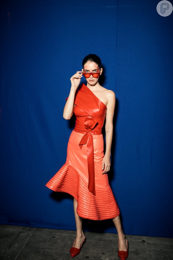 Vestido em couro e color blocking de vermelho e laranja da coleção de Patrícia Motta