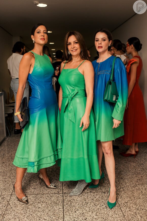 Vestidos de couro em comprimentos variados e modelagens diferentes da estilista Patrícia Motta, no centro.