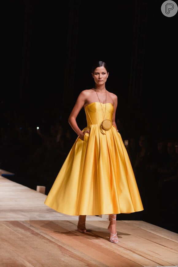 Cor vibrante no vestido da coleção de Fátima Scofield: amarelo está em alta!