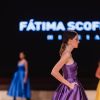 Cor vibrante no vestido da coleção de Fátima Scofield: roxo metalizado é trend