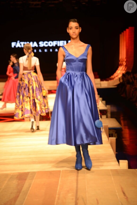 Cor vibrante no vestido da coleção de Fátima Scofield: azul em comprimento midi
