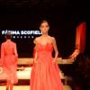 Cor vibrante no vestido da coleção de Fátima Scofield: peça estruturada em tom quente