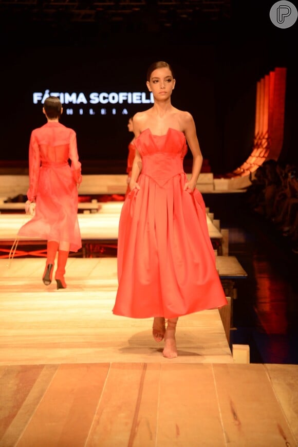 Cor vibrante no vestido da coleção de Fátima Scofield: peça estruturada em tom quente