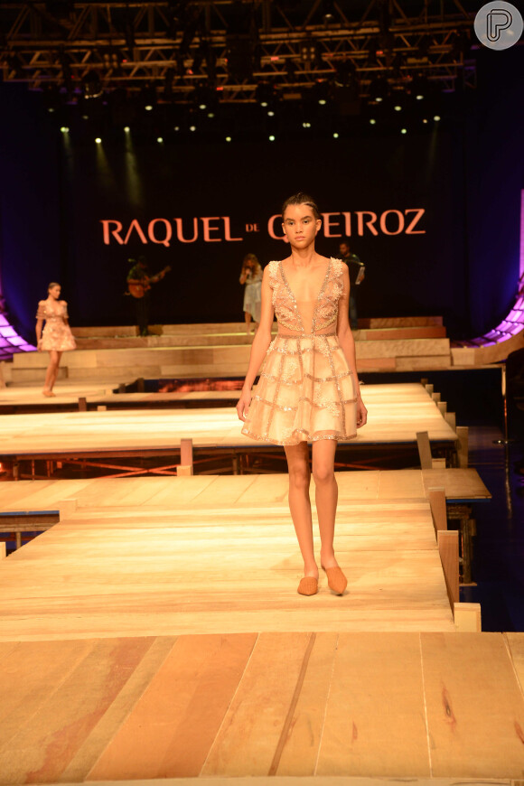 Vestido da coleção de Raquel de Queiroz: muito brilho e tecido estruturado