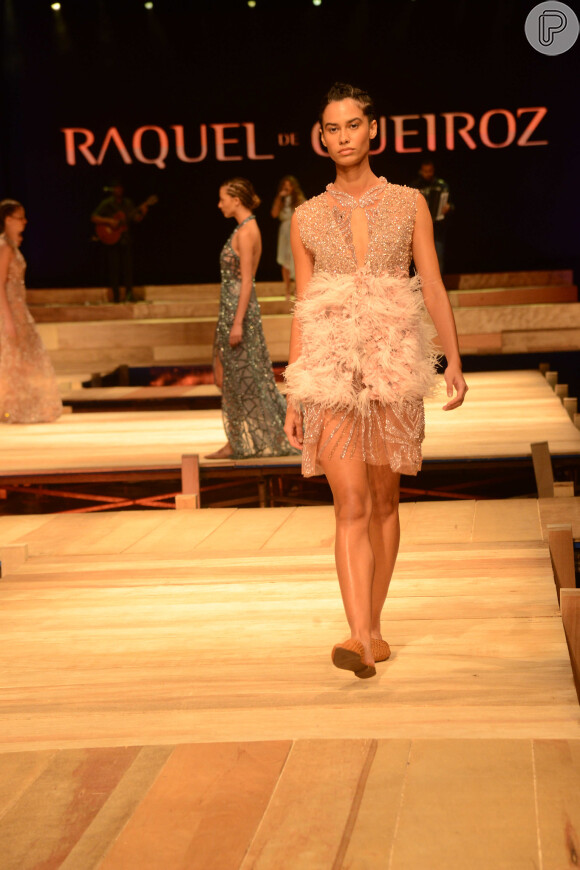 Vestido da coleção de Raquel de Queiroz: bordados e plumas