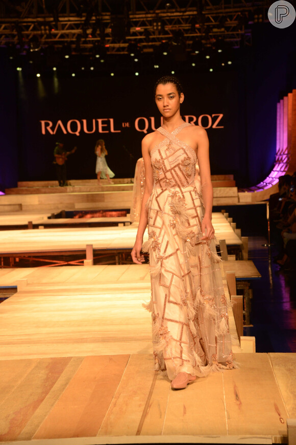 Vestido da coleção de Raquel de Queiroz: muito brilho e glamour