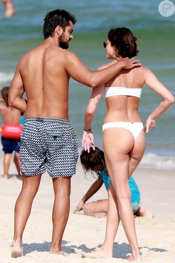 Rodrigo Simas abraça Agatha Moreira na praia