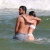 Agatha Moreira e Rodrigo Simas tomaram banho de mar juntos