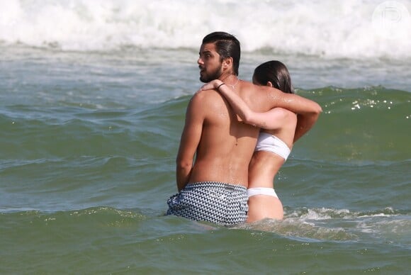 Agatha Moreira e Rodrigo Simas tomaram banho de mar juntos