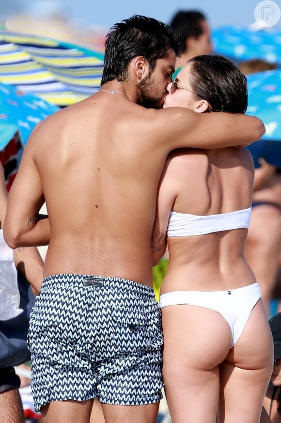 Agatha Moreira e Rodrigo Simas se beijam na praia da Barra da Tijuca