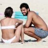 Agatha Moreira e Rodrigo Simas conversam na areia da praia da Barra