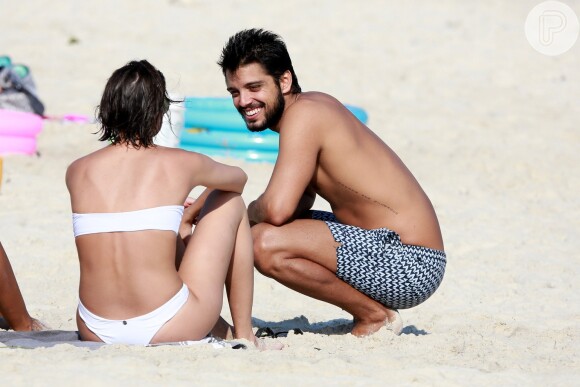 Agatha Moreira e Rodrigo Simas conversam na areia da praia da Barra