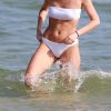 Agatha Moreira usa biquíni branco em dia de praia com o namorado, Rodrigo Simas