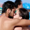 Agatha Moreira e Rodrigo Simas trocam beijos em dia de praia na Barra da Tijuca, Zona Oeste do Rio de Janeiro, em 13 de abril de 2018