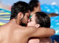 Agatha Moreira e Rodrigo Simas curtem praia no Rio e trocam beijos. Fotos!