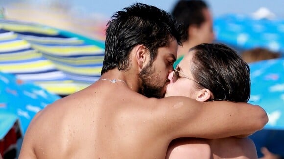 Agatha Moreira e Rodrigo Simas curtem praia no Rio e trocam beijos. Fotos!