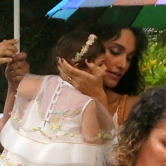 Débora Nascimento chegou sozinha com a filha, Bella