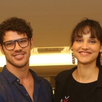 Juntos, José Loreto e Débora Nascimento cantam 'Parabéns' na festa da filha