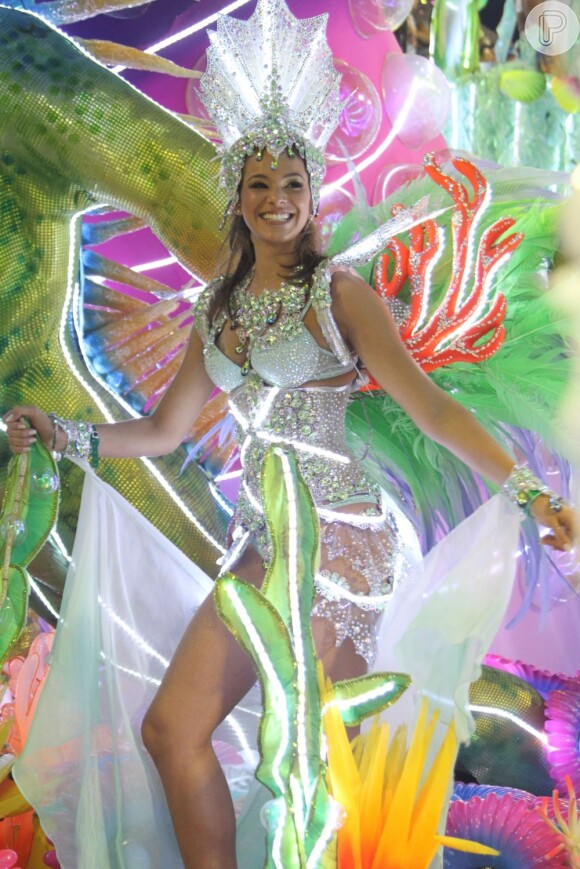 Bruna Marquezine desfila pela Grande Rio e é convidada para ser rainha de bateria da escola em 2014