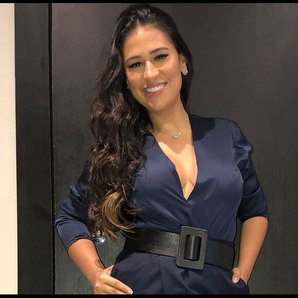 Dupla de Simaria, Simone destacou curvas em look utilitário nesta segunda-feira, 15 de abril de 2019