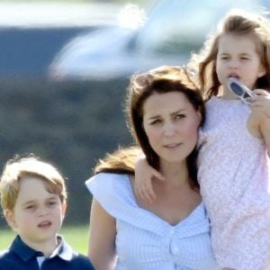 Kate Middleton levou os filhos, George, de 5 anos, e Charlotte, de 3, para programa ao ar livre em Norfolk