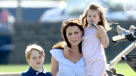Kate Middleton levou os filhos, George, de 5 anos, e Charlotte, de 3, para programa ao ar livre em Norfolk