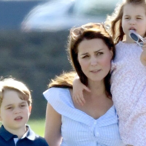 Kate Middleton levou os filhos, George, de 5 anos, e Charlotte, de 3, para programa ao ar livre em Norfolk