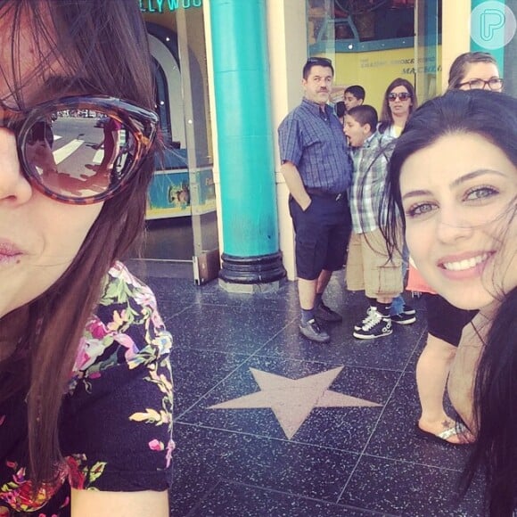 Maria Casadevall e sua amiga visitaram a Calçada da Fama, em Hollywood
