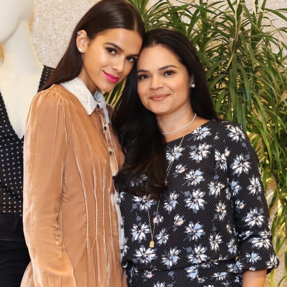 Bruna Marquezine comemorou a data especial junto com sua família e amigos