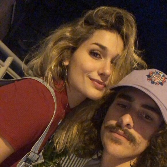 Bruno Montaleone e Sasha Meneghel driblam distância em namoro