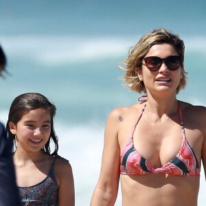 Flávia Alessandra mostrou o novo corte de cabelo em dia na praia com a filha caçula, Olívia, de 8 anos