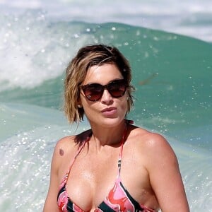 Flávia Alessandra aproveitou o feriado para ir à praia