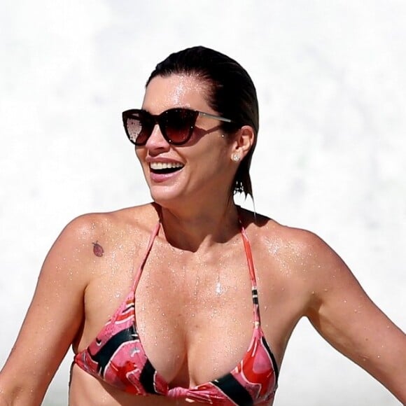 Flávia Alessandra se refrescou no mar em dia na praia, nesta sexta-feira, 19 de abril de 2019