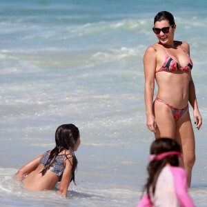 Flávia Alessandra se divertiu com Olívia, sua filha caçula, em dia na praia, nesta sexta-feira, 19 de abril de 2019