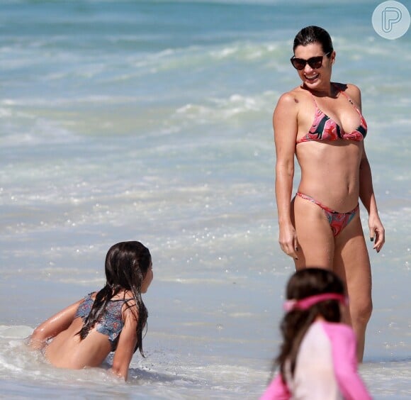 Flávia Alessandra se divertiu com Olívia, sua filha caçula, em dia na praia, nesta sexta-feira, 19 de abril de 2019