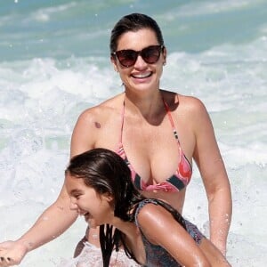 Flávia Alessandra brincou com a filha caçula, Olívia, em dia na praia