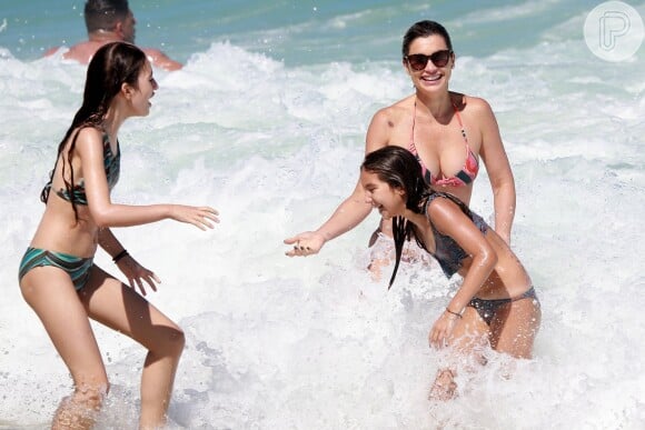 Flávia Alessandra brincou com a filha caçula, Olívia, em dia na praia