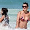 Flávia Alessandra se divertiu com Olívia, sua filha caçula, em dia na praia