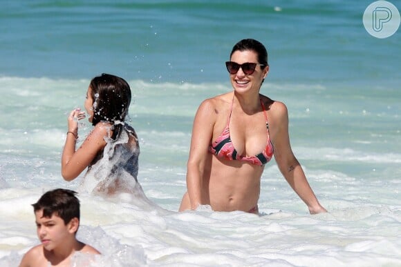 Flávia Alessandra se divertiu com Olívia, sua filha caçula, em dia na praia