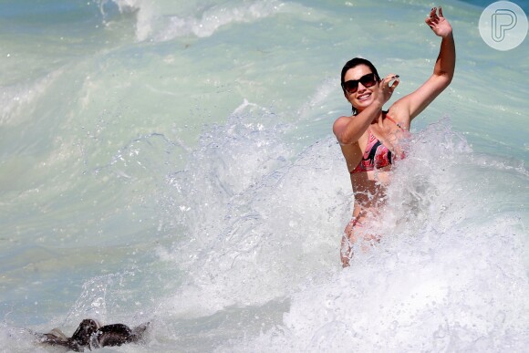 Flávia Alessandra brincou com a filha caçula, Olívia, em dia de praia