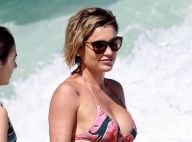 Flávia Alessandra toma banho de mar em dia de praia com a filha Olívia. Fotos!